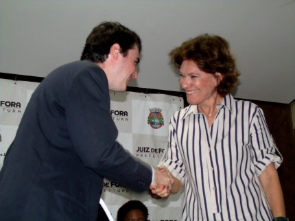 O prefeito Bruno Siqueira recebeu uma cópia do relatório das mãos da presidente da CMV-JF, Helena da Motta Salles (Foto: Leiliane Germano/ 06-04-2015)
