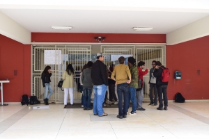 Estudantes só permitem a entrada de funcionários dos setores essenciais da UFJF (Foto: Laura Caputo/ 19-05-15)